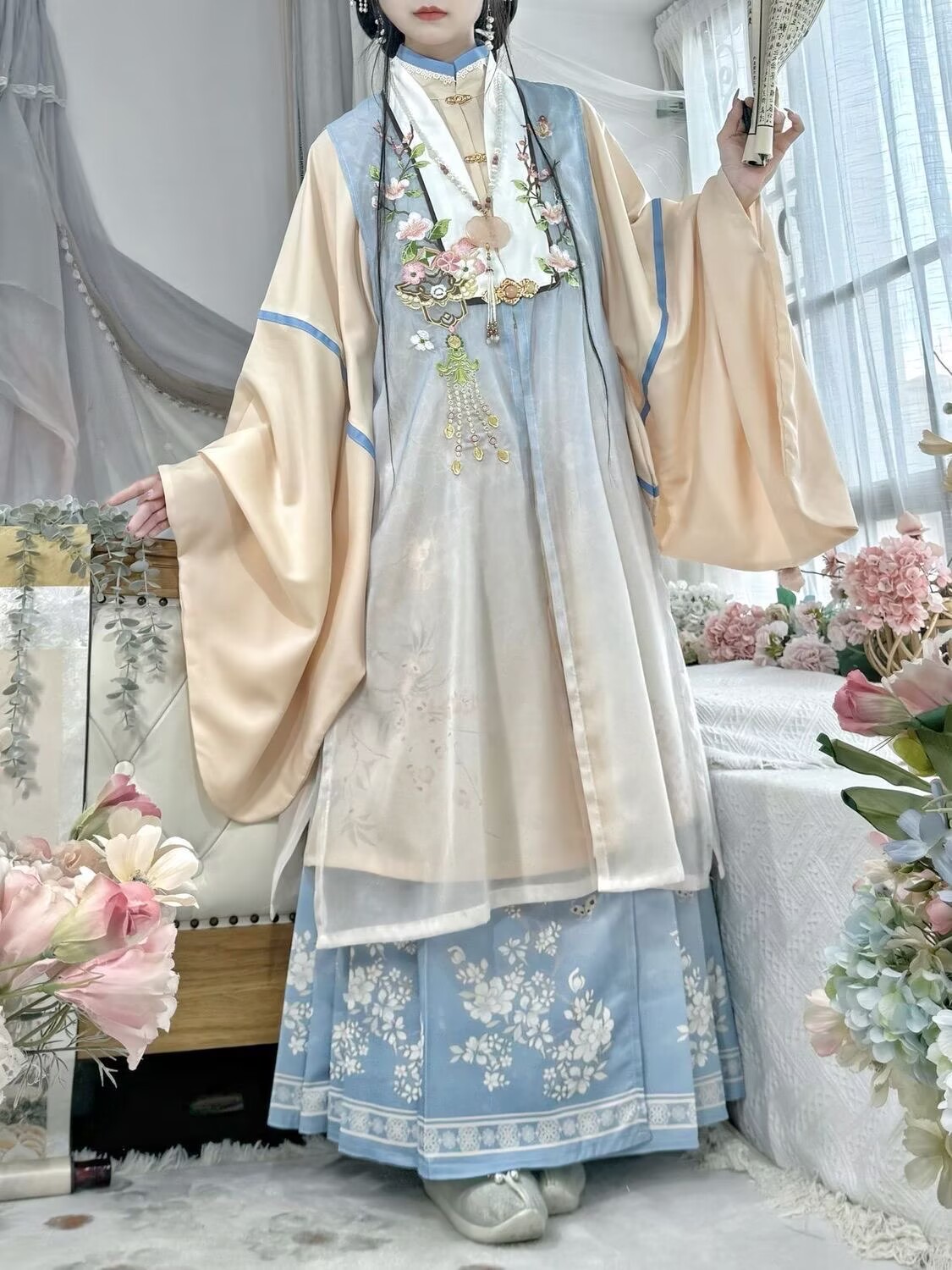 Embroidery Horse - ชุดคอสเพลย์จีนโบราณสำหรับผู้หญิง: เสื้อกั๊กปักลายสไตล์หมิงฮั่นฝู, เสื้อคอตั้ง, กระโปรงลายพิมพ์สีน้ำเงินทรงม้า