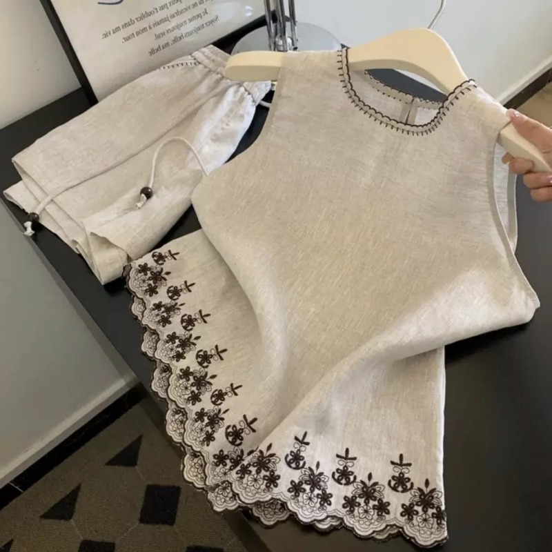 Embroidery Uniforms - ชุดเซ็ตสองชิ้นสำหรับผู้หญิง เสื้อกั๊กผ้าฝ้ายและผ้าลินินปักลายลูกไม้สไตล์เรียบง่ายแบบ Old Money พร้อมกางเกงขาสั้นสำหรับฤดูร้อน