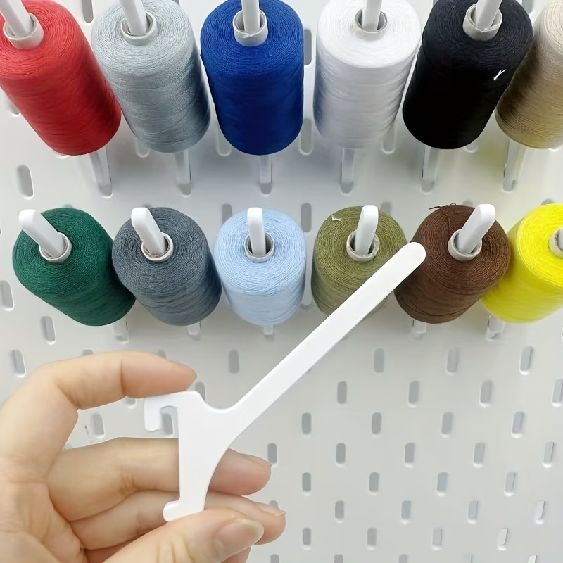 Embroidery Software - ตะขอเกี่ยวแผ่นเพ็กบอร์ดสำหรับด้ายเย็บผ้า 10 ชิ้น ใช้ได้กับแผ่นเพ็กบอร์ด Skadis สำหรับงานปักด้ายและงานเย็บผ้า