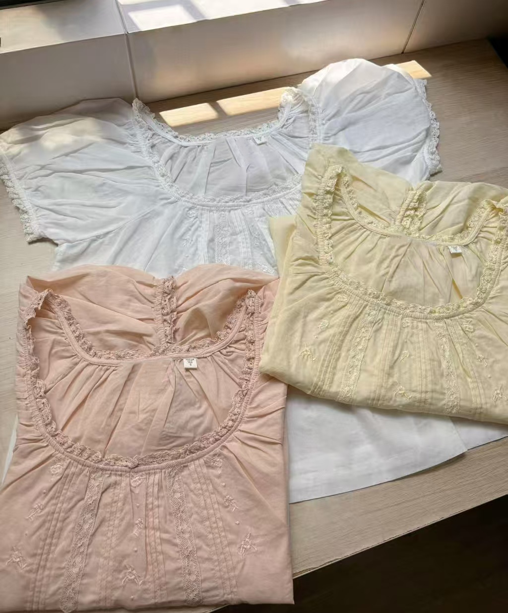 เสื้อเชิ้ตลูกไม้ปักลาย แขนพอง  - Embroidery Patch บทวิจารณ์และราคา