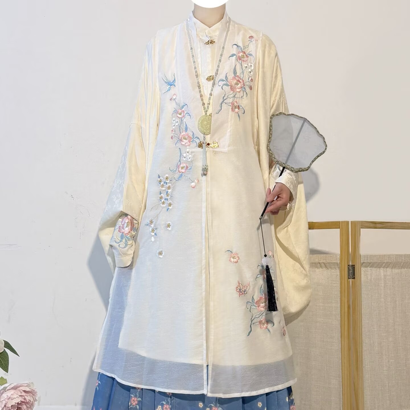 ชุดฮั่นฝูสตรีแบบดั้งเดิมสมัยรา - Embroidery Horse บทวิจารณ์และราคา