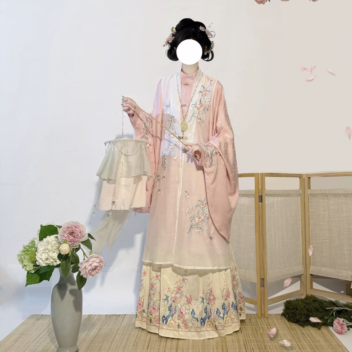 ชุดฮั่นฝูสตรีแบบดั้งเดิมสมัยรา - Embroidery Horse บทวิจารณ์และราคา
