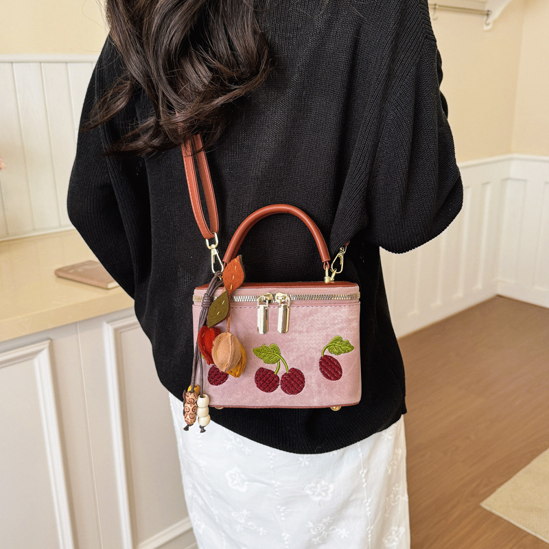 กระเป๋าถือวินเทจลายปักเชอร์รี่ - Embroidery Charm บทวิจารณ์และราคา